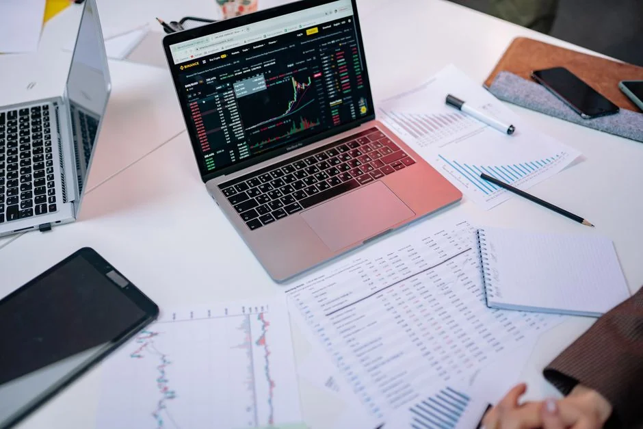 Tablette affichant une question d’investissement au milieu de bitcoins et d’un agenda 2021. Analysez les tendances crypto.